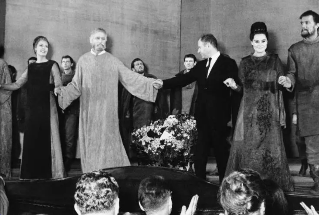 Peter Brook au centre avec l'acteur Paul Scofield avec la troupe de la Royal Shakespeare Theater Company après la réprésentation du Roi Lear en 1964